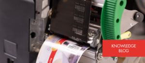 Nahaufnahme eines Etikettendruckers von NOVEXX Solutions mit Thermotransferfolie